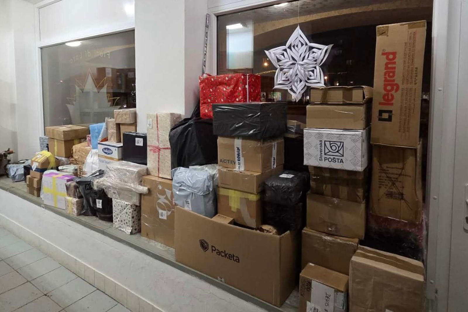 Projekt Vianoce z krabičky opäť pomáhal aj ľuďom bez domova